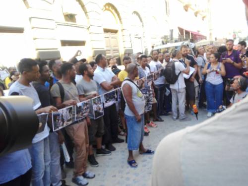 Gli attivisti non mollano e scendono in piazza