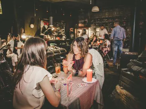 La cartomante non prevede più il futuro ma ti spiega il presente