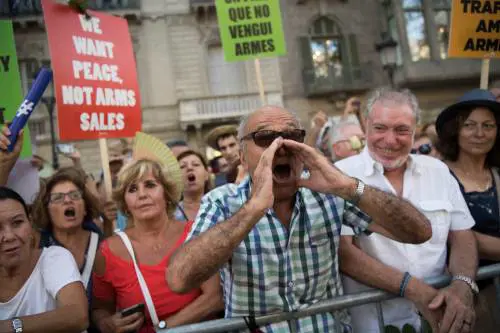 Barcellona in piazza per la pace dopo la strage