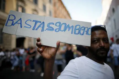 Milano come Roma, allarme racket delle occupazioni