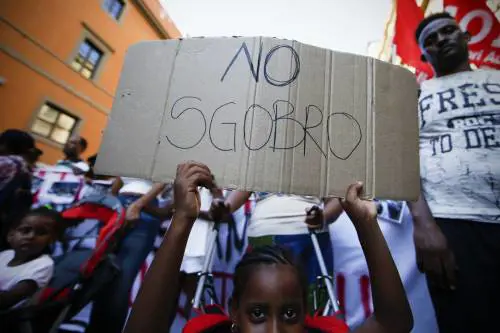 Milano, gli inquilini sgomberano gli abusivi prima dell'arrivo dei carabinieri