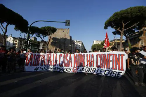 Così funzionava il b&b abusivo nel palazzo occupato a Roma