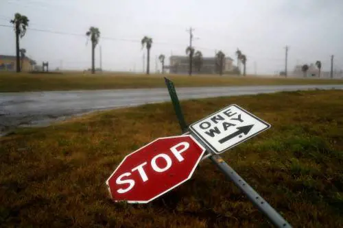 Harvey declassato a tempesta ma in Texas c'è già una vittima