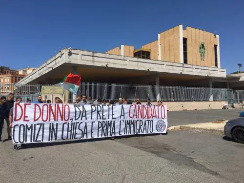 Ostia, blitz di Casa Pound contro il prete dei migranti