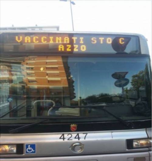 Roma, l'autista anti-vax e la scritta choc sul bus Atac: "Vaccinati sto c..."