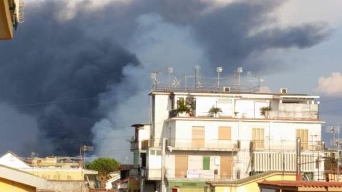 Scampia, vasto incendio nel campo rom