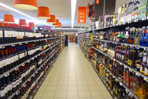 Resta chiuso nel supermercato: non chiede aiuto e beve alcolici