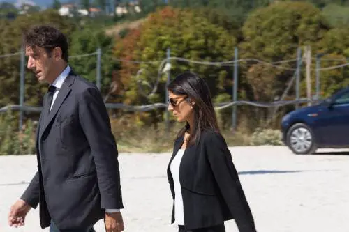 Incalzata da CasaPound, la Raggi scappa dal retro