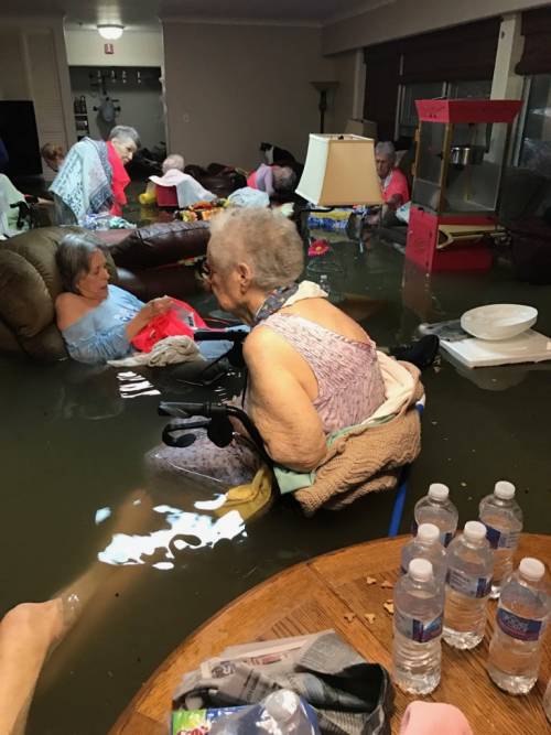 Texas, anziani intrappolati in casa di riposo inondata: drammatico appello via social