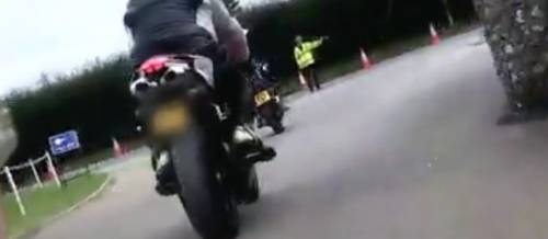 Incidente choc in moto: impenna, sbanda e muore. Polizia diffonde il video