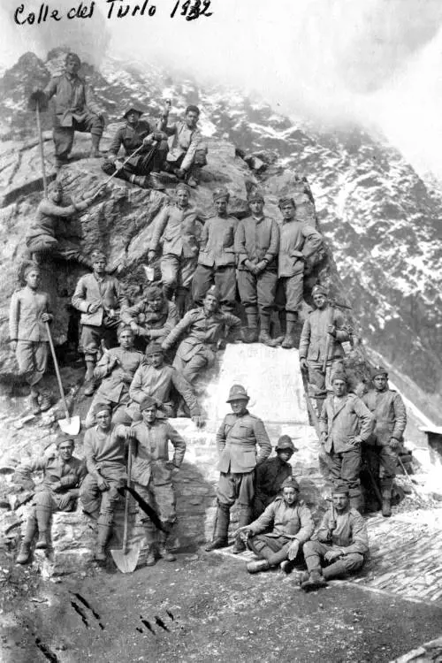 Gli Alpini impegnati a costruire la strada del Turlo