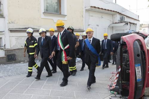 Mattarella visita Ischia: "Hanno impedito alla polizia ​di farsi riconoscere"