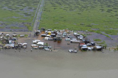 Uragano, Texas in ginocchio: decine di vittime e migliaia di sfollati