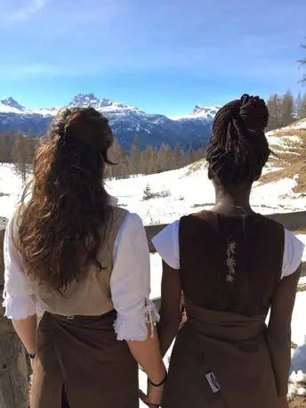 Cortina, polemiche al ristorante: "In costume tipico non vanno bene i neri"