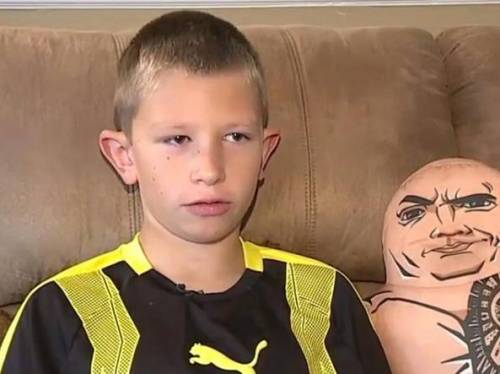 Usa, bambino-eroe salva il fratellino dall'annegamento imitando "The Rock"