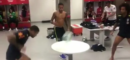 Neymar e Dani Alves giocano a calcio... ping pong