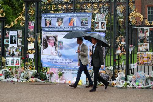 L'omaggio di William e Harry al Memoriale di Lady Diana