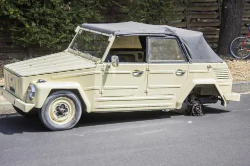 Milano, auto d'epoca perde una ruota e uccide un motociclista