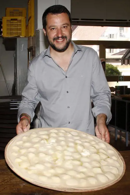 "Cipolle, salamelle e vino rosso". Ecco il cibo secondo Salvini
