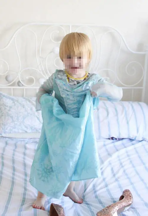 "Vietano al bimbo di vestirsi da principessa": Disneyland Paris nella bufera