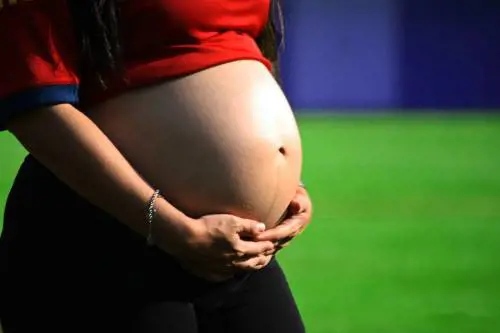 Gb, ha un tumore: rinuncia alla chemio per far nascere il suo bimbo