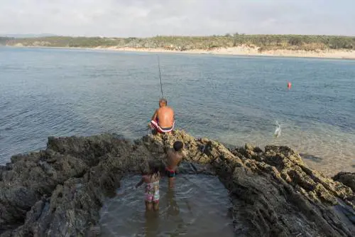 Liguria, giovani fanno pipì in mare: sanzionati con 3330 euro di multa