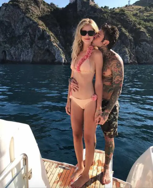 Fedez svela il segreto del seno sexy di Chiara Ferragni