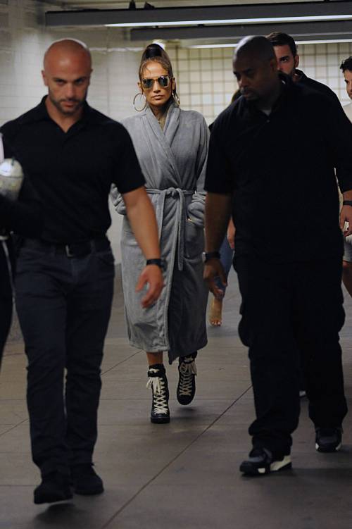 Jennifer Lopez in giro per NY: ha solo l'accappatoio