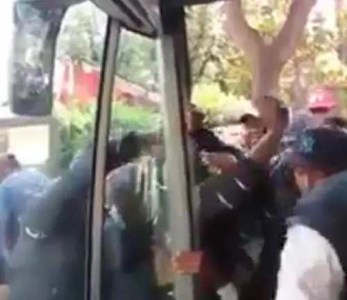 Così i migranti assaltano il bus