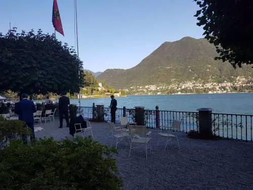 Il ritorno del "pianista sul lago"