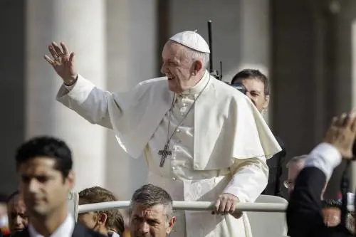 L'aereo di Papa Francesco cambia rotta per evitare uragano