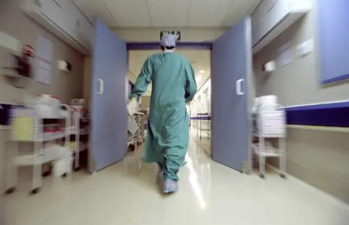 Il medico l'ha considerata per 4 anni ipocondriaca ma lei aveva un cancro: risarcita con 50mila euro