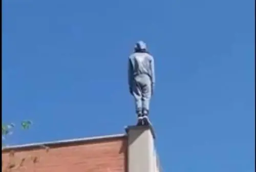 Il migrante si getta dal tetto: il video choc del tentato suicidio 