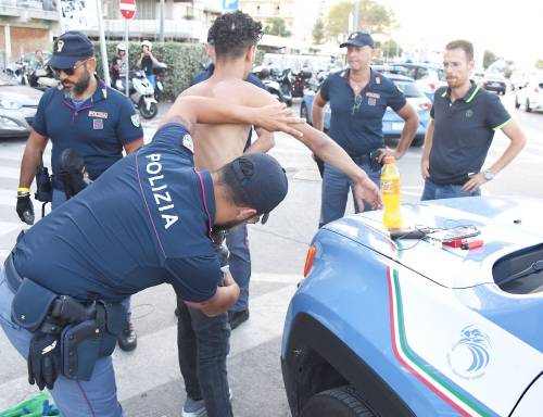 Napoli, polizia ferma un ivoriano: gli agenti assaliti dagli immigrati