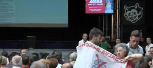 "Hai rubato", "Dillo a tua sorella". Renzi contestato da una anziana