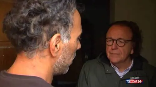 Senza permesso e ai domiciliari il papà difende i due stupratori