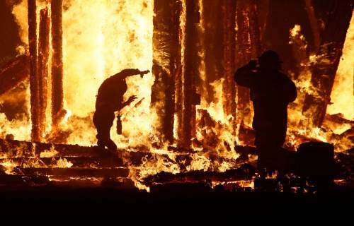 Uomo si getta in mezzo alle fiamme. Follia al Burning Man