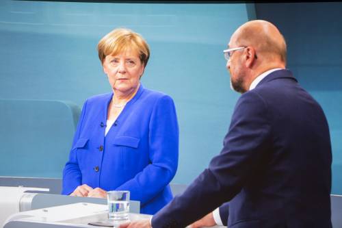 Merkel fischiata nell'ultimo comizio. Ma per i sondaggi è avanti