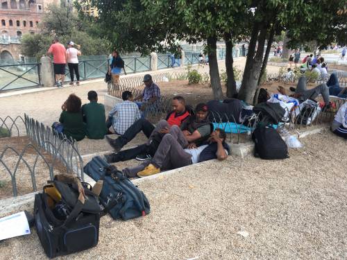 Sgomberata la favela di piazza Venezia, ma i migranti sono ancora in strada