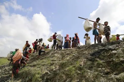 Save the Children: "Donne e bimbi stuprati e bruciati vivi in Birmania"