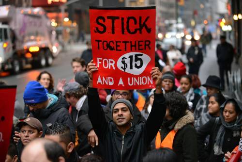 Proteste in tutto il mondo: scioperano i lavoratori dei fast food