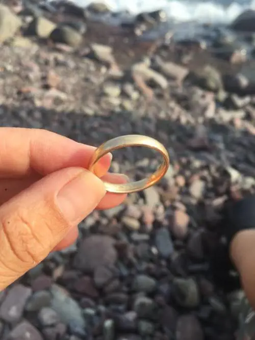 Taormina, trova una fede in spiaggia e rintraccia i proprietari su Facebook