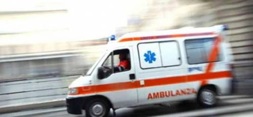 Massa, furgone travolge anziani alla fermata dell'autobus: un morto e diversi feriti