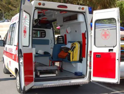 Milano, bimba di 3 anni sola in casa cade dal balcone