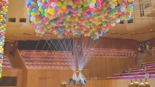 Appesa a 20 mila palloncini colorati alla ricerca della sua felicità