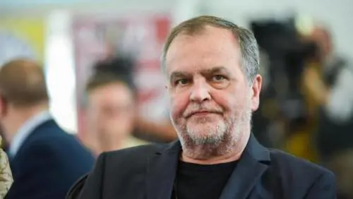 Calderoli: "Renzi pazzo. Se scende dal treno lo aggrediscono"