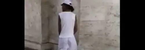 Straniero orina sul colonnato di San Pietro. Un cittadino romano filma e lo rimprovera
