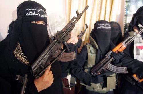 Isis recluta le donne: chiamata al fronte e attacchi suicidi