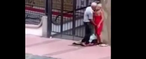Due anziani fanno sesso in strada: il video diventa virale