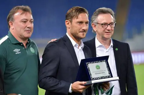 "L'addio di Buffon? Non come Totti". E i tifosi della Roma si infuriano